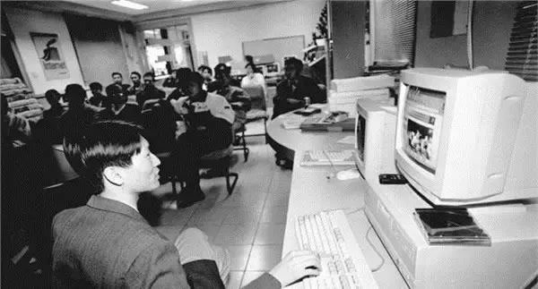 百度文心月活破2亿后:一个新的互联网入口,正在成型 人工智能AI 百度 微新闻 第1张 百度文心月活破2亿后:一个新的互联网入口,正在成型 人工智能AI 百度 微新闻 第1张